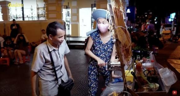 Trước đó, Hoa hậu Thùy Tiên cũng từng gây chú ý khi mặc đồ bộ, để mặt mộc khi chiên mực phục vụ khách ở khu vực Nhà thờ Đức Bà (quận 1, TP HCM).