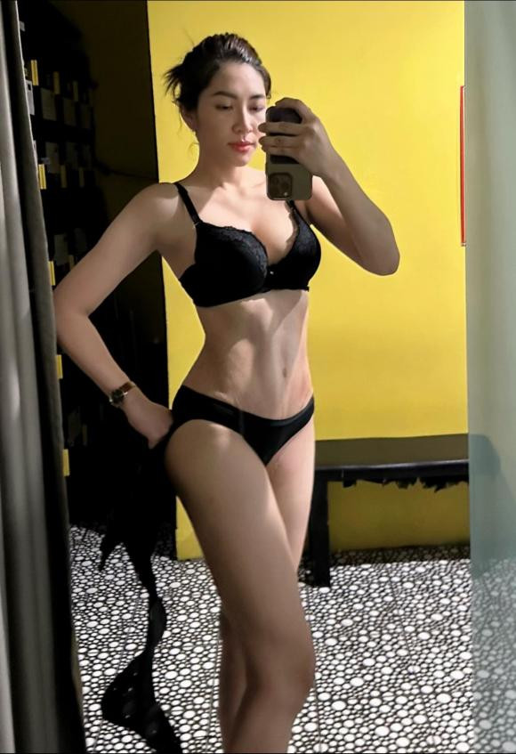 Nàng Hậu nay tự tin khoe dáng với nội y. Đặc biệt vùng rạn da năm nào nay đã săn chắc và cuồn cuộn cơ.