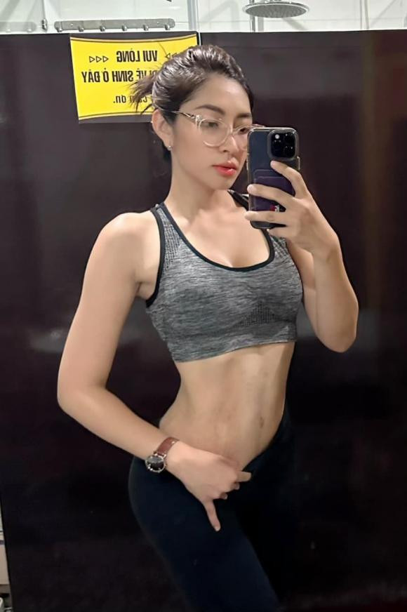 Vùng bụng của cô cũng mịn màng và không hề có dấu vết rạn da nào.