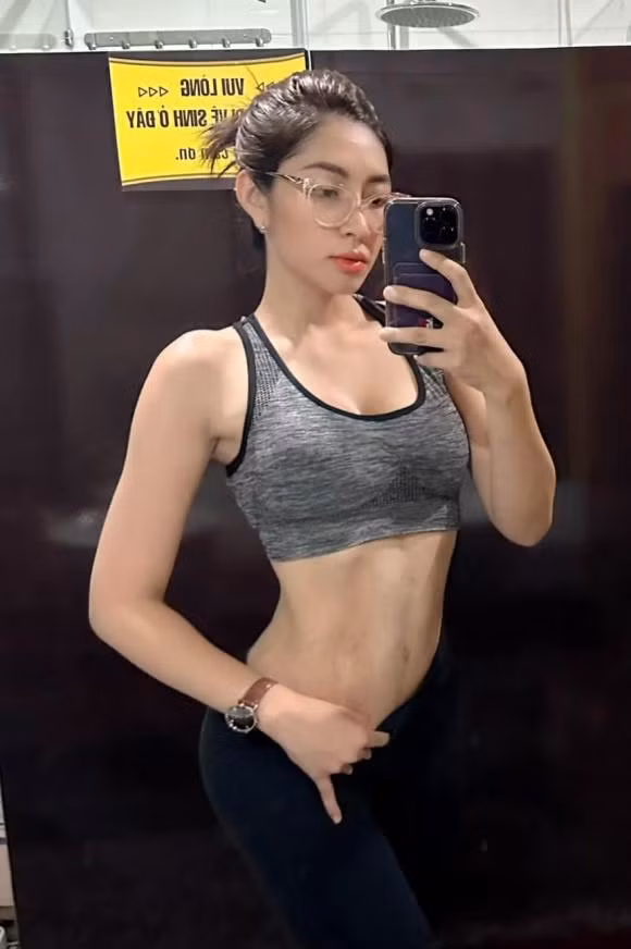 Vùng bụng của cô cũng mịn màng và không hề có dấu vết rạn da nào.