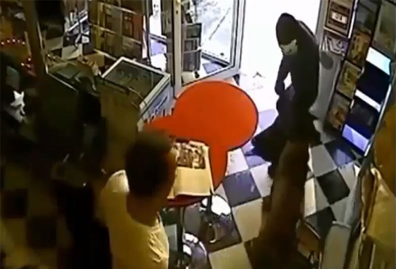 Video: Chó liều mạng tấn công cướp để cứu chủ Video: Cho lieu mang tan cong cuop de cuu chu