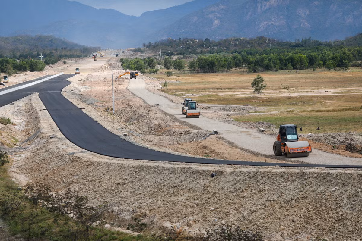 Những ngày đầu tháng 2, tại gói thầu số 1 trên cao tốc Phan Thiết - Vĩnh Hảo đoạn qua huyện Tuy Phong (Bình Thuận), nhiều nhóm công nhân và các phương tiện máy móc làm việc với khí thế rất khẩn trương để công trình kịp tiến độ.
