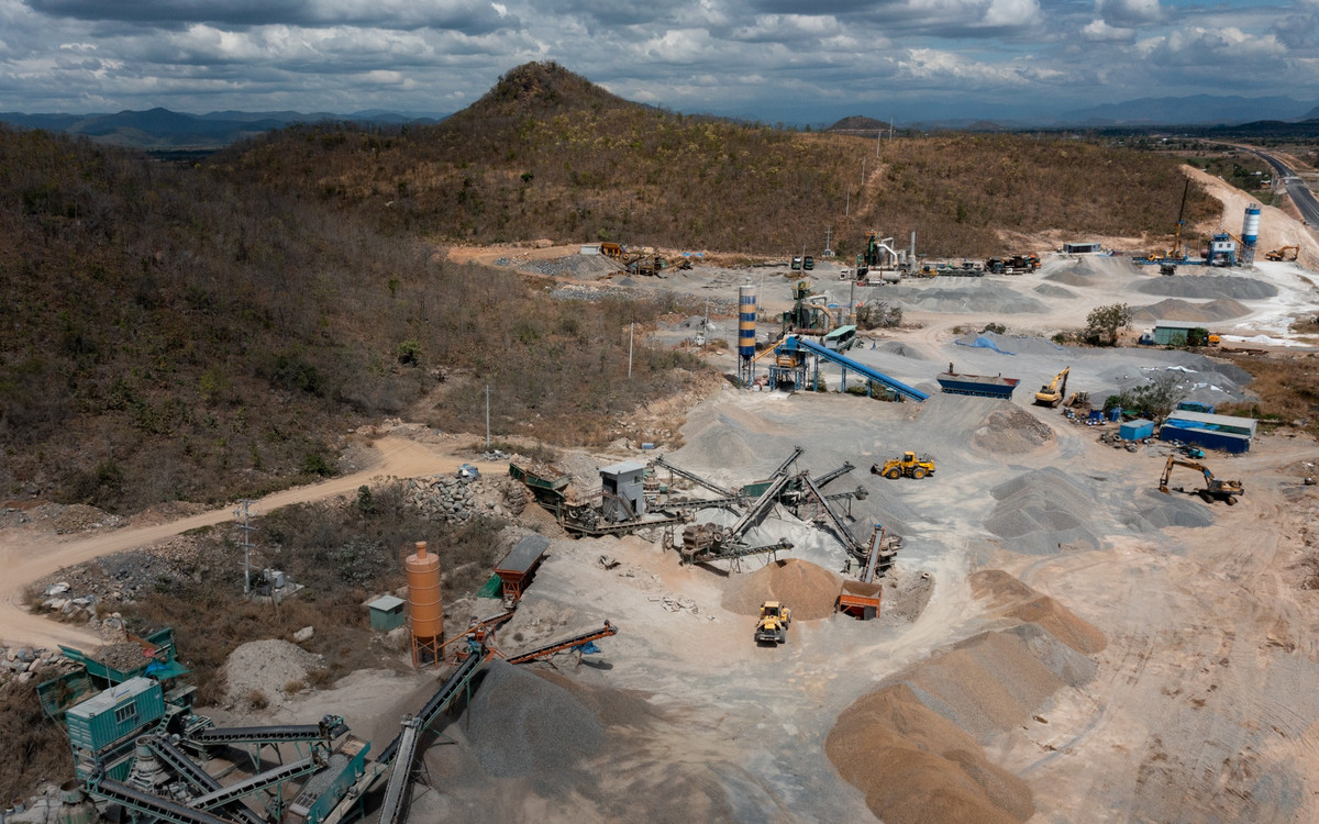 Để đảm bảo tiến độ, đưa dự án vào khai thác trước ngày 30/4, Ban QLDA 7 đã báo cáo Bộ GTVT kiến nghị Chính phủ sớm đồng ý cho phép UBND tỉnh Bình Thuận gia hạn giấy phép khai thác 6 mỏ đất đắp cấp cho dự án, thời gian gia hạn đến ngày 30/4.