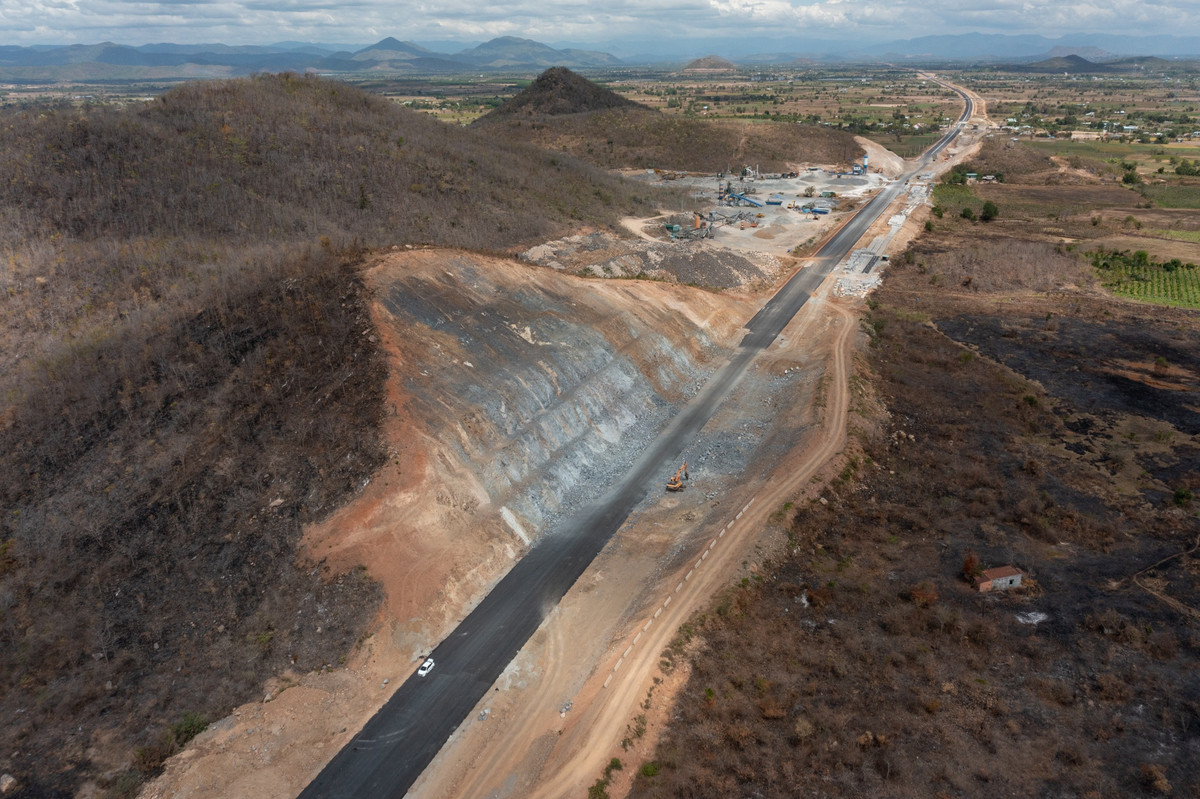 Tuyến cao tốc này nhiều đoạn đi qua núi đá nên các đơn vị thi công phải nổ mìn, xẻ núi mở đường.