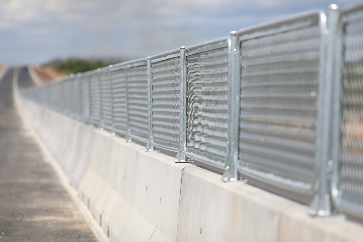 Phần lớn dải phân cách trên toàn tuyến cao tốc đã được lắp đặt các tấm chống chói.