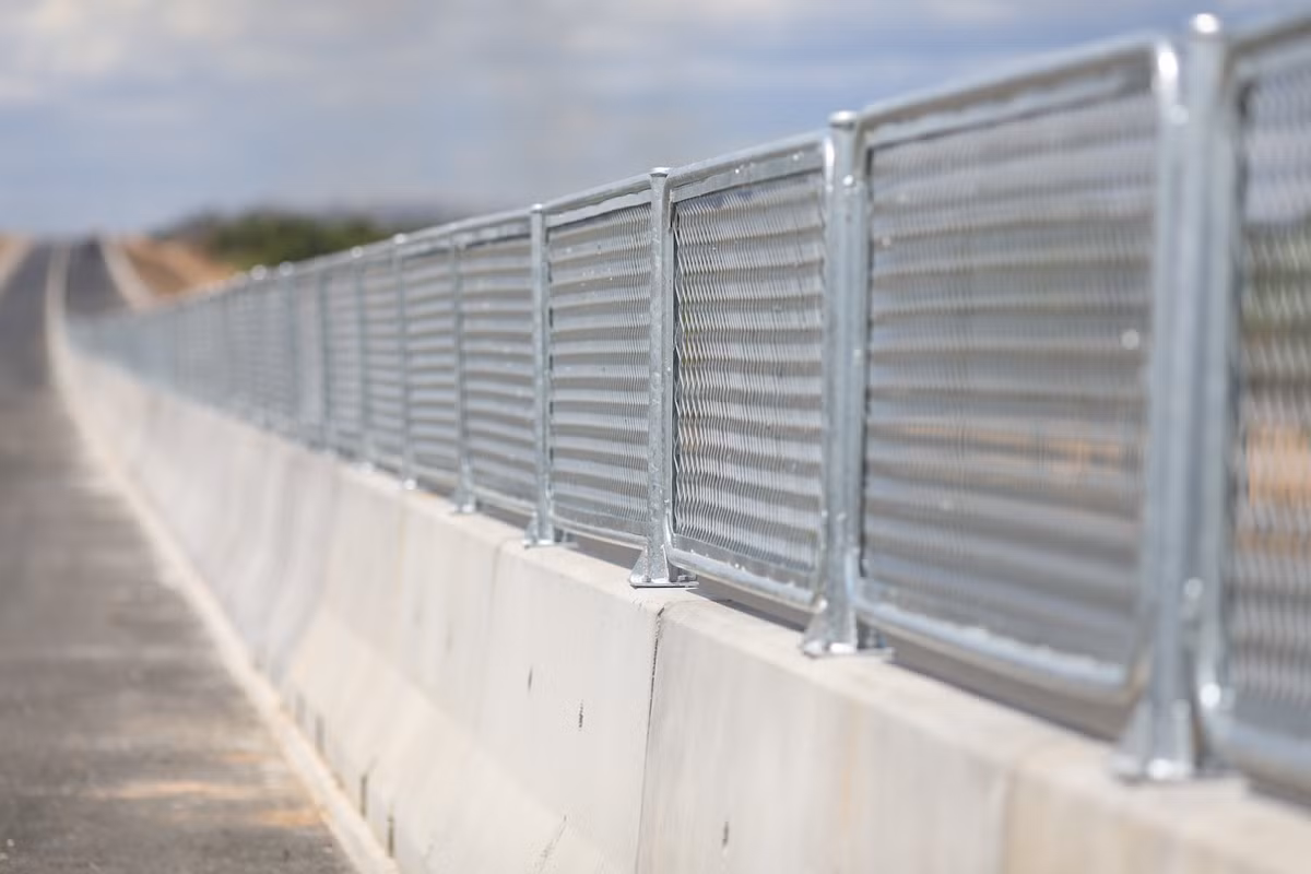 Phần lớn dải phân cách trên toàn tuyến cao tốc đã được lắp đặt các tấm chống chói.