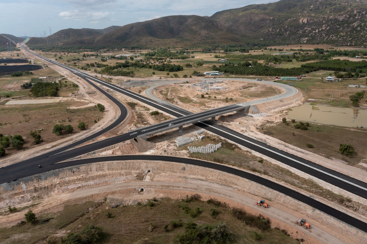 Nút giao cao tốc Vĩnh Hảo - Phan Thiết với cao tốc Cam Lâm - Vĩnh Hảo đoạn qua địa phận huyện Tuy Phong đã cơ bản hoàn thành, hiện rõ trục đường. Các hạng mục thảm nhựa, trải bê tông mặt cầu, lan can cầu đang chạy đua nước rút để sớm hoàn thiện.