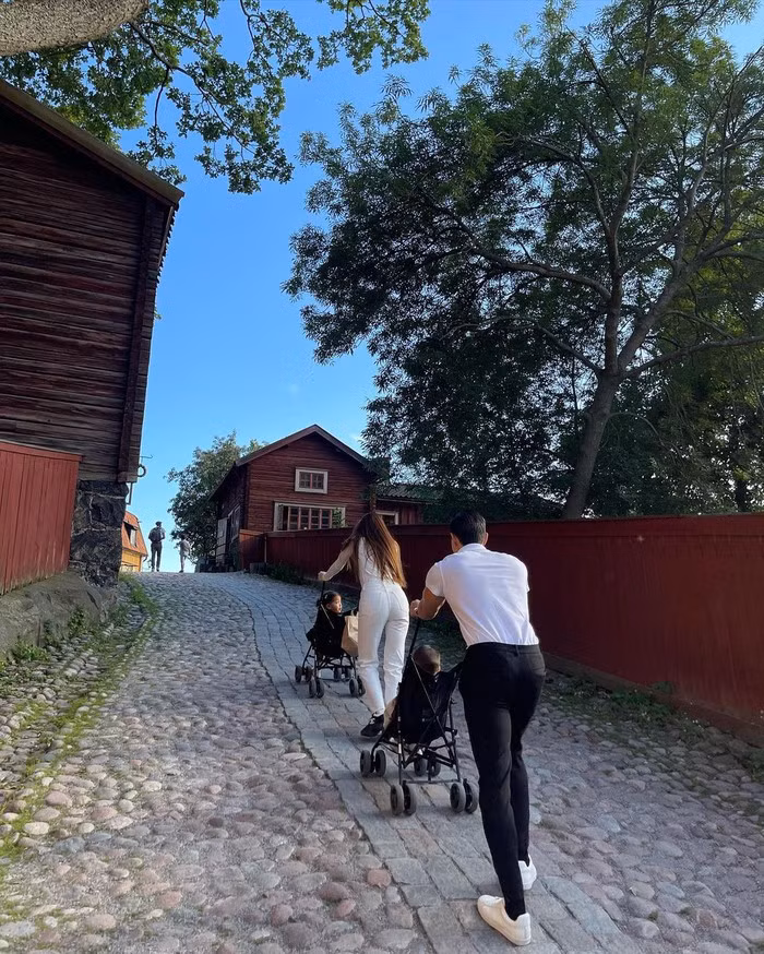 Khoảnh khắc bình yên của gia đình Hồ Ngọc Hà - Kim Lý ở trời Tây - Hình 2 Khoanh khac binh yen cua gia dinh Ho Ngoc Ha - Kim Ly o troi Tay-Hinh-2