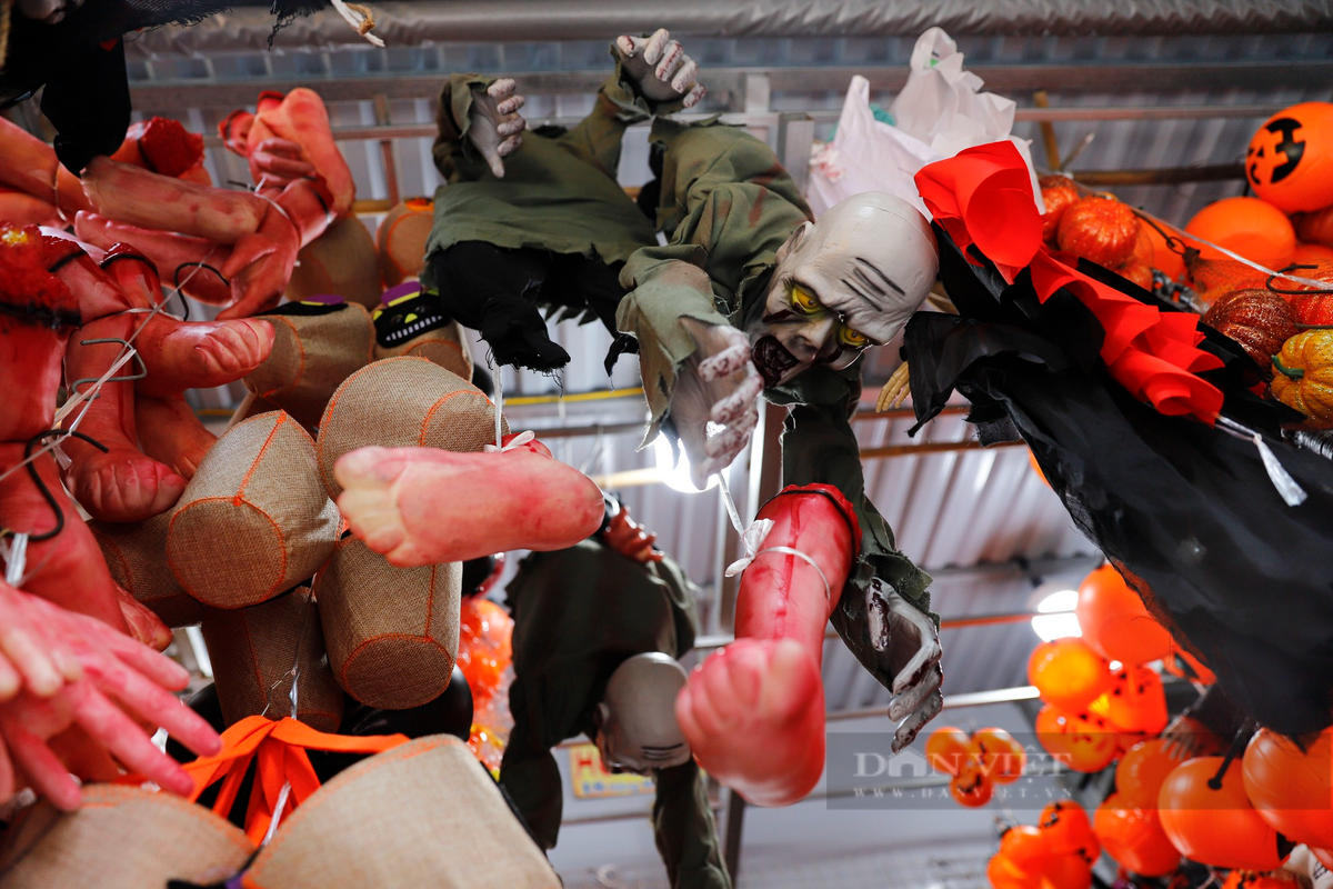 Nhiều đồ trang trí kinh dị được trưng bày trước các cửa hàng, khiến người đi đường không khỏi giật mình.