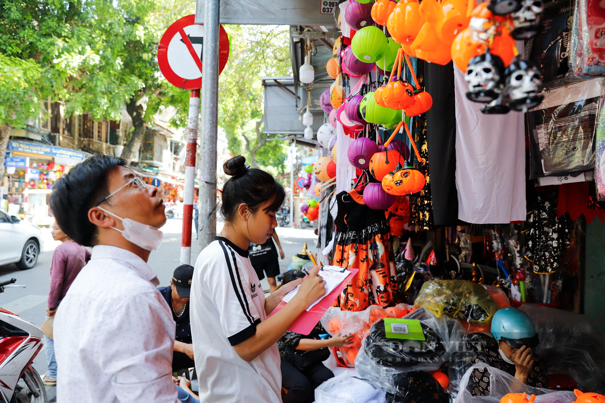 Giá thành năm nay chưa có nhiều biến động so với những năm trước. Mặt hàng được quan tâm nhiều nhất là giỏ đựng kẹo bí ngô và đèn bí ngô trang trí, mỗi quả có giá từ 70.000 - 150.000 đồng tùy từng kích cỡ. Các sản phẩm có giá đa dạng như loại mặt nạ đơn giản có giá từ 30.000-60.000 đồng/chiếc, mặt nạ ma cầu kì, có đèn giá từ 100.000-200.000 đồng/chiếc.