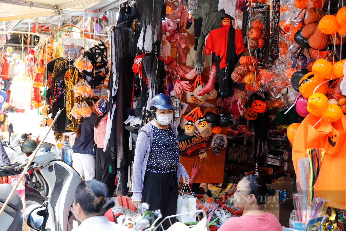 Theo ghi nhận của PV Dân Việt vào ngày 16/10, các mặt hàng đồ chơi trang trí như nón phù thủy, tóc giả, hình nộm, đèn bí đỏ... được bày bán tràn ngập trên phố Hàng Mã.