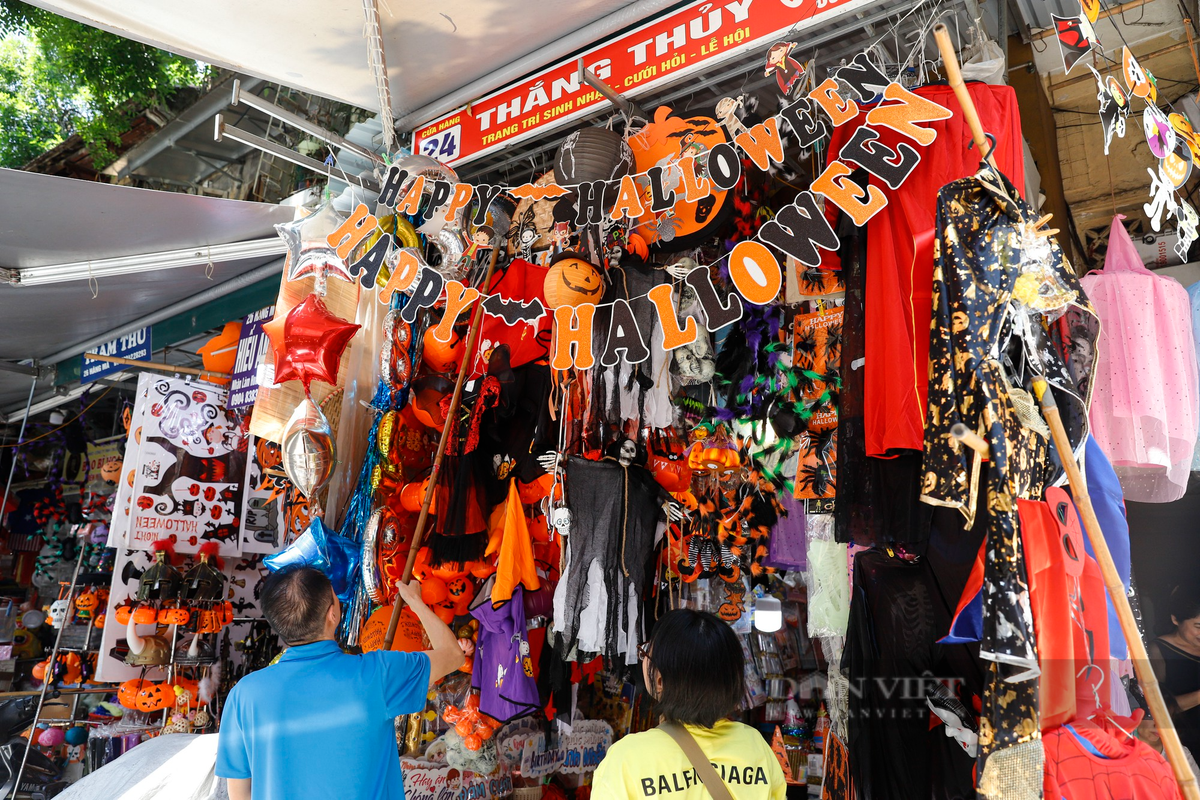 Chủ cửa hàng trên phố Hàng Mã cho biết, đa phần các mặt hàng bày bán ở đây là nhập từ Trung Quốc, với nhiều mẫu mã đa dạng.