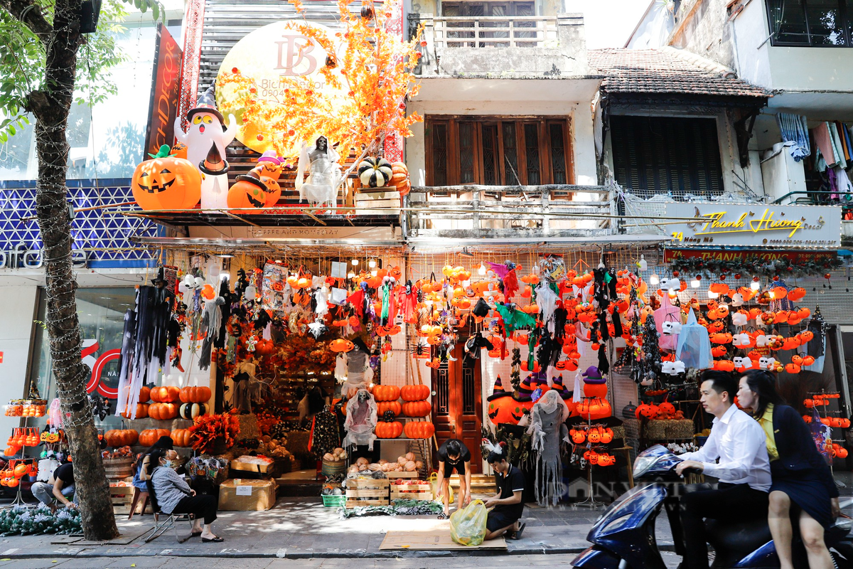 Mặc dù còn hơn nửa tháng nữa mới đến lễ hội Halloween, nhưng phố Hàng Mã dường như khoác lên mình diện mạo mới với nhiều đồ chơi màu sắc, kinh dị và ma mị để đón du khách đến trải nghiệm và mua sắm.