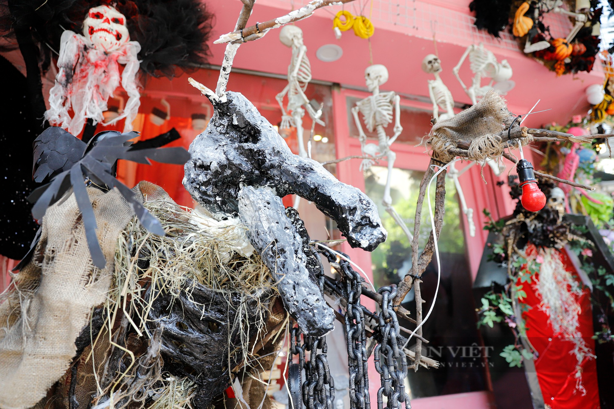 Theo tiểu thương, bên cạnh các tiểu thưởng từ nơi khác đến nhập hàng thì một lượng hàng lớn được bán tới các trường quốc tế, nơi bắt đầu trang trí Halloween khá sớm phục vụ học sinh.