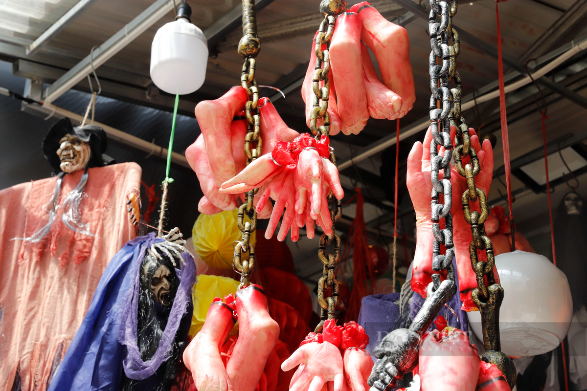 Thậm chí xuất hiện cả các món đồ như bàn chân, bàn tay được làm vô cùng kinh dị.