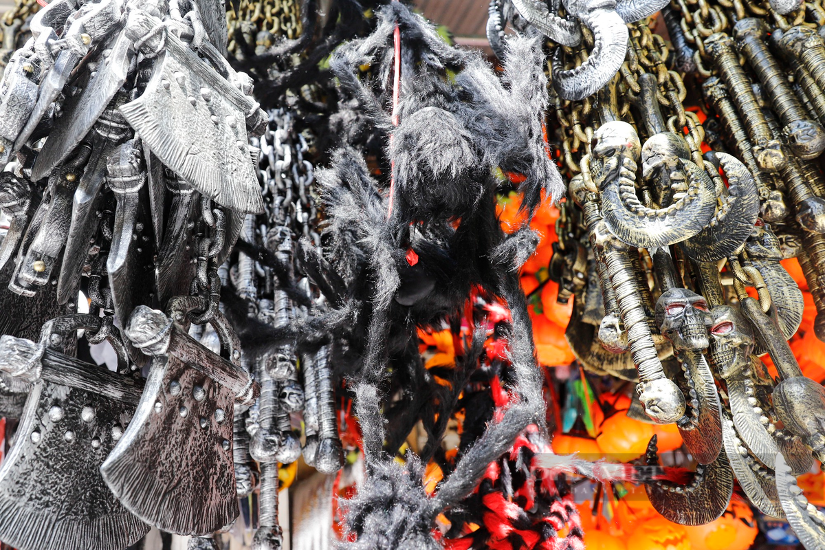 Bên cạnh đó, nhiều món đồ chơi mang tính kinh dị và bạo lực như kiếm, đao, lưỡi hái cũng được bày bán la liệt.