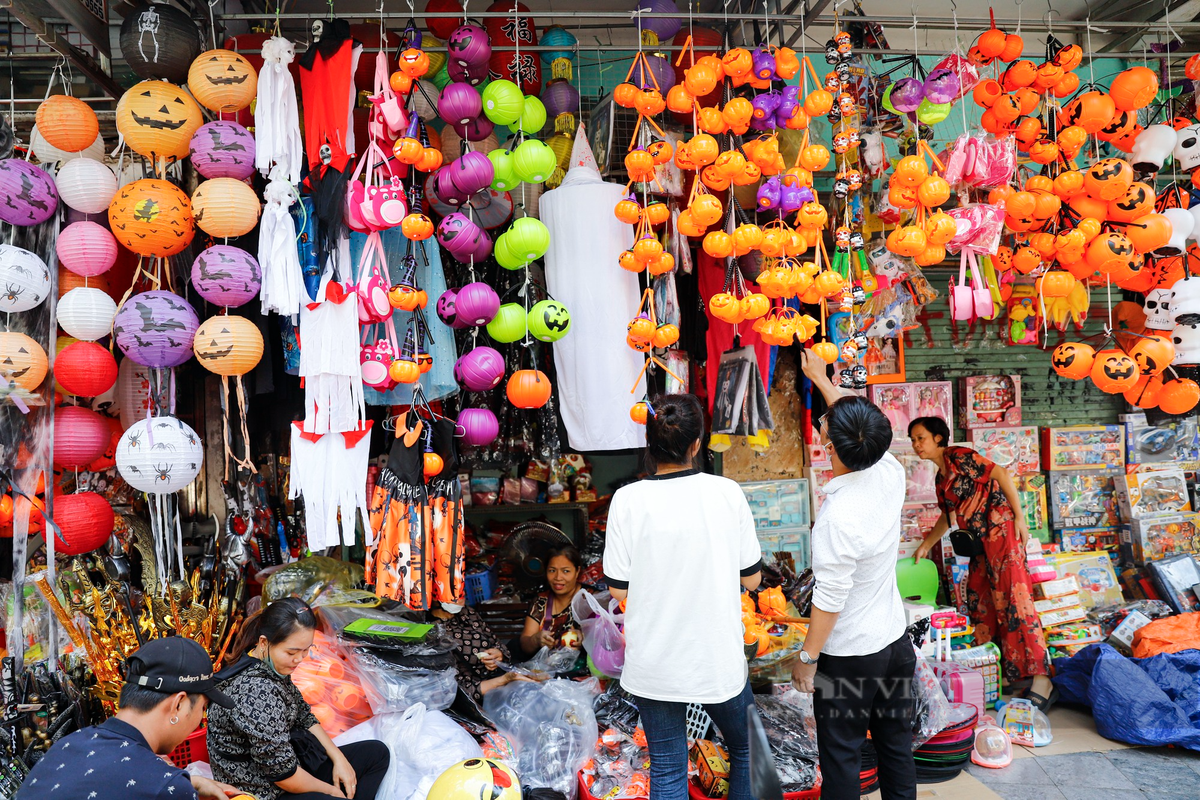 Theo khảo sát, phần lớn đối tượng khách hàng trong những ngày này là tiểu thương từ nơi khác lên nhập hàng với số lượng lớn về bán lẻ. Chị Hà (Tây Mỗ, Nam Từ Liêm) chia sẻ: "Tôi lên đây từ sớm để nhập hàng về bán lẻ, và thường lựa chọn đồ trang trí ngộ nghĩnh chứ không lựa đồ quá kinh dị".