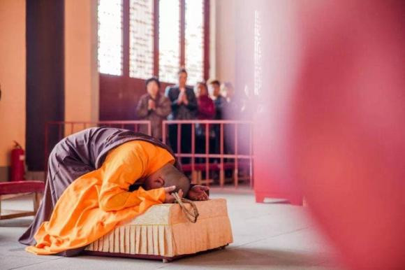 Tai sao khi le Phat lai phai “chap tay”? Co dac thu gi trong do khong?-Hinh-4