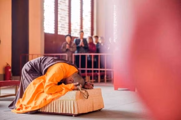 Tai sao khi le Phat lai phai “chap tay”? Co dac thu gi trong do khong?-Hinh-4