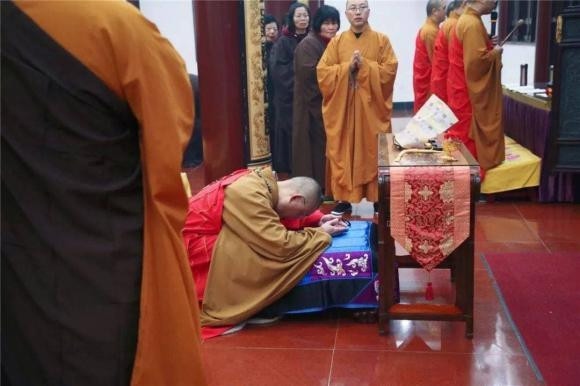 Tai sao khi le Phat lai phai “chap tay”? Co dac thu gi trong do khong?-Hinh-5