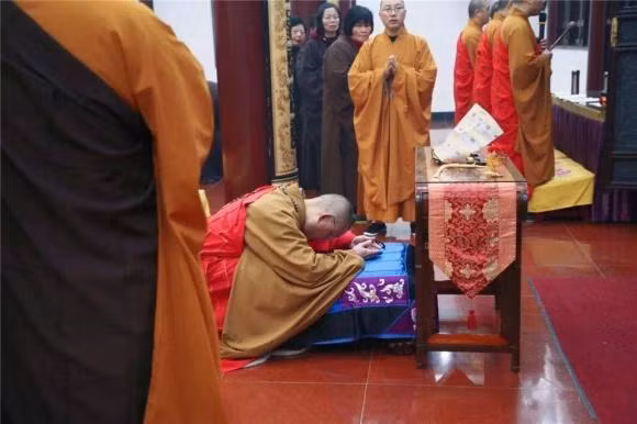 Tai sao khi le Phat lai phai “chap tay”? Co dac thu gi trong do khong?-Hinh-5