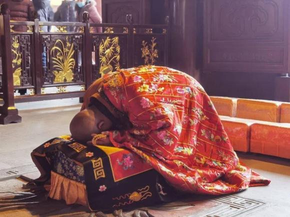 Tai sao khi le Phat lai phai “chap tay”? Co dac thu gi trong do khong?-Hinh-3