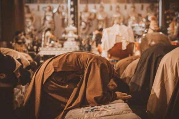 Tai sao khi le Phat lai phai “chap tay”? Co dac thu gi trong do khong?-Hinh-2