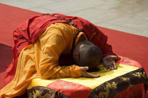 Tai sao khi le Phat lai phai “chap tay”? Co dac thu gi trong do khong?