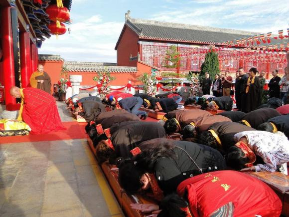 Tai sao khi le Phat lai phai “chap tay”? Co dac thu gi trong do khong?-Hinh-6