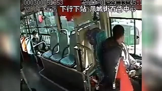 Tai xe xe bus phan ung cuc nhanh cuu chiec xe troi tu do tren pho