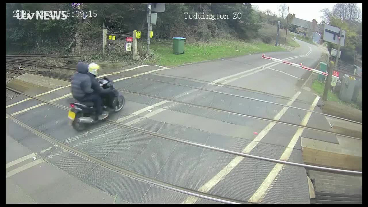 Video: Co vuot qua duong ray, doi nam nu suyt bi tau tong trung