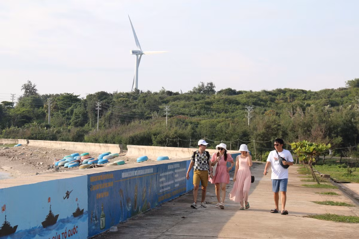 Phú Quý được thiên nhiên ưu đãi với vô vàn cảnh quan tuyệt đẹp. Đảo Phú Quý đã khiến nhiều du khách say đắm khi tới đây, bởi nơi đây tập hợp nhiều địa điểm thắng cảnh độc đáo và hữu tình. Phú Quý được thiên nhiên ưu đãi với vô vàn cảnh quan tuyệt đẹp như bãi nhỏ - Gành Hang, Vịnh Triều Dương, ngọn Hải Đăng trên núi cấm, Hòn Tranh thơ mộng, bãi Lạch Dù, bãi Roi Dừa... Ảnh: VĂN THANH.