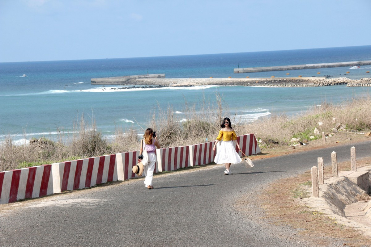 Phú Quý còn là nơi để thưởng thức hải sản tươi ngon. Đặc biệt, đến với nơi đây du khách còn được thưởng thức các món ăn hải sản tươi sống ngon không cưỡng được như: cua Huỳnh Đế, gỏi ốc, mực hấp... là các món ăn được nhiều du khách yêu thích. Ảnh: VĂN THANH.