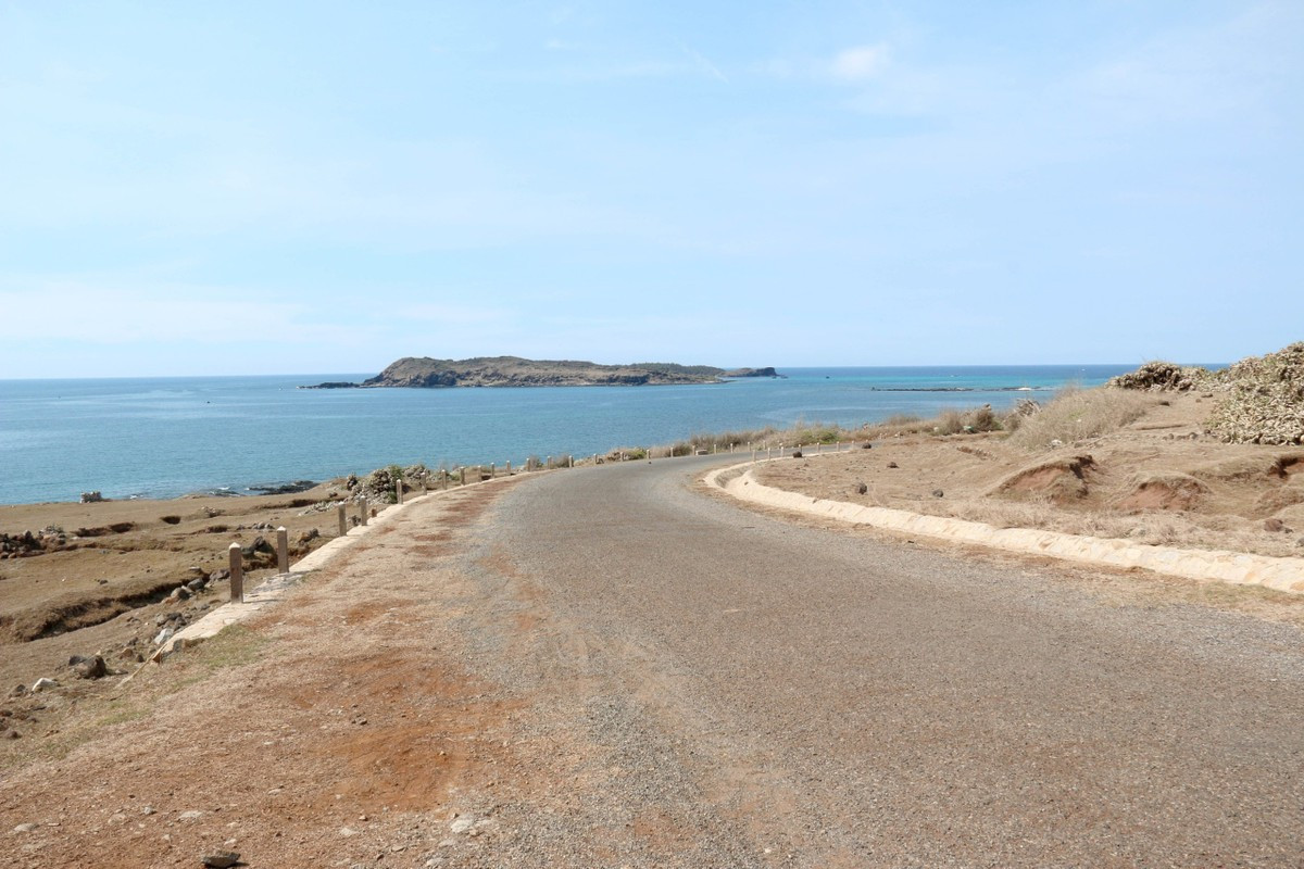 Phú Quý là nơi để du khách tận hưởng bầu không khí tĩnh lặng và thư thái. Được biết, trong những năm gần đây, chính quyền địa phương nói chung và người dân nói riêng tập trung phát triển du lịch mạnh mẽ. Hiện nay, đảo Phú Quý đã có nhiều quán ăn, homestay, nhà nghỉ... Thậm chí, nếu du khách muốn mạo hiểm có thể ngủ lều. Ảnh: VĂN THANH.