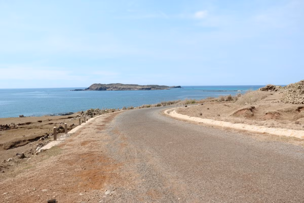 Phú Quý là nơi để du khách tận hưởng bầu không khí tĩnh lặng và thư thái. Được biết, trong những năm gần đây, chính quyền địa phương nói chung và người dân nói riêng tập trung phát triển du lịch mạnh mẽ. Hiện nay, đảo Phú Quý đã có nhiều quán ăn, homestay, nhà nghỉ... Thậm chí, nếu du khách muốn mạo hiểm có thể ngủ lều. Ảnh: VĂN THANH.