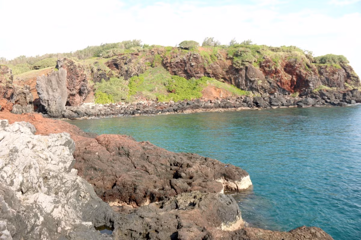 Đảo Phú Quý điểm dừng chân lý tưởng cho giới mê xê dịch. Giá cho thuê xe máy trên đảo Phú Quý dao động trong khoảng từ 100.000 đồng đến 120.000 đồng/ngày. Đến với đảo Phú Quý, du khách có thể hòa mình với thiên nhiên và tận hưởng một bầu không khí tĩnh lặng, thư thái. Nơi đây còn là điểm dừng chân lý tưởng cho những chuyến du lịch mùa hè với khung cảnh non xanh nước biếc vô cùng lãng mạn. Ảnh: VĂN THANH.