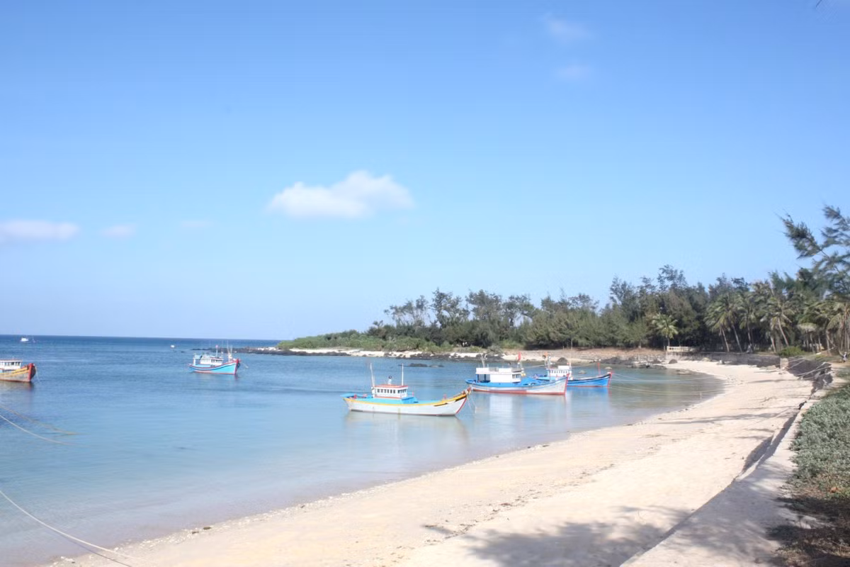 Ra đảo Phú Quý đẹp nhất là từ tháng 3 cho tới tháng 6 âm lịch. Chỉ hơn 2 giờ ngồi trên tàu cao tốc, Phú Quý mộc mạc, xinh tươi sẽ hiện ra trước mắt với bao điều thú vị. Nhiều người lần đầu tiên đến đảo, đã phải thốt lên bởi vẻ hoang sơ, tự nhiên ở nơi đây. Du khách lại ấn tượng hơn bởi sự chất phác, nhiệt tình, hiếu khách và thân thiện của người địa phương.