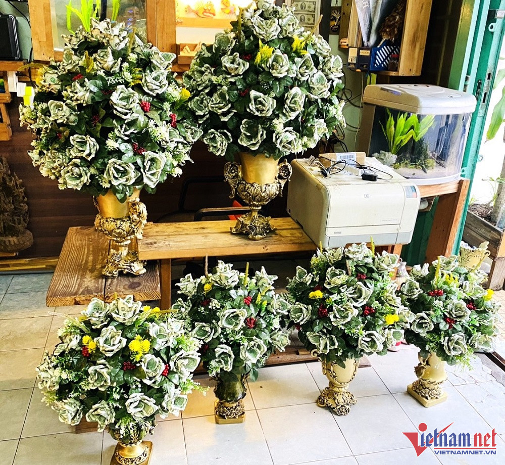 Binh hoa hong gap bang to 2 USD, gia chuc trieu trung Tet-Hinh-2