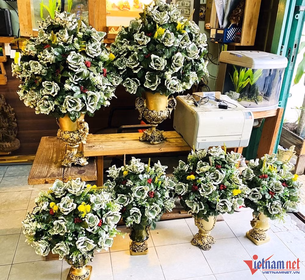 Binh hoa hong gap bang to 2 USD, gia chuc trieu trung Tet-Hinh-2