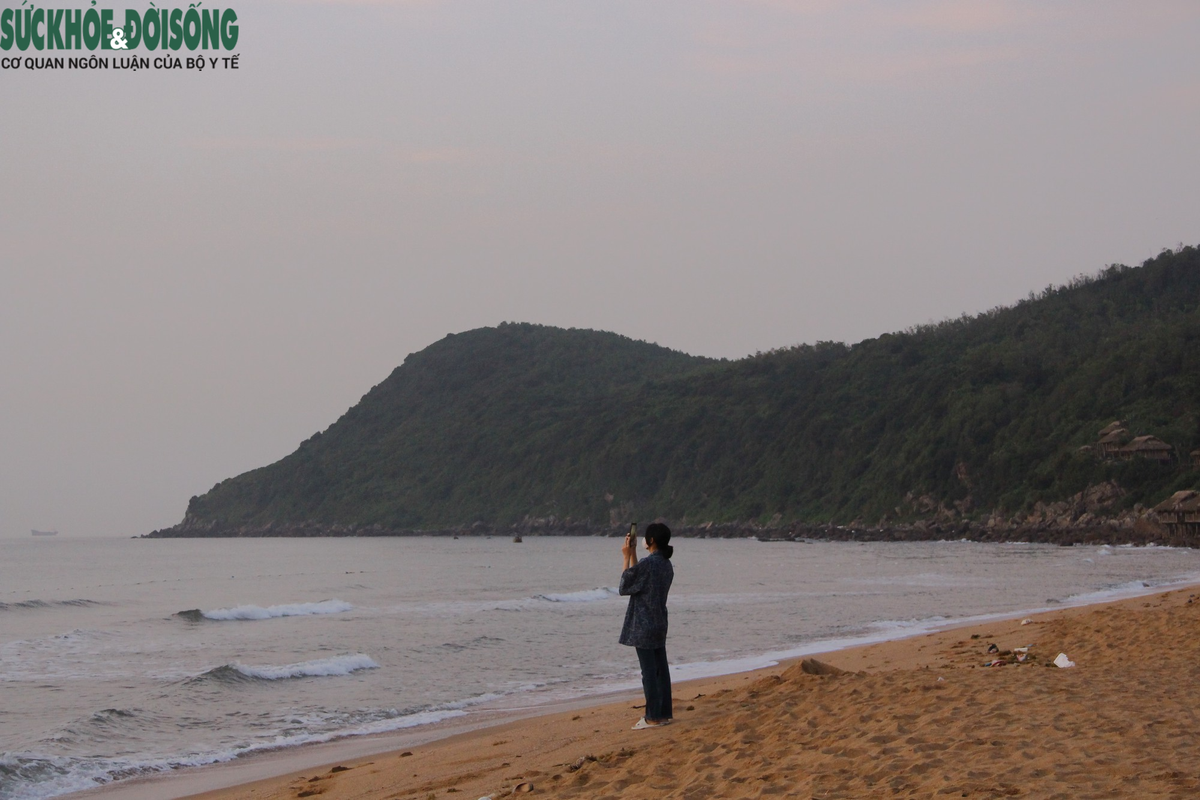 Mặc dù nơi đây chưa phát triển mạnh về các dịch vụ đi kèm hoạt động du lịch biển nhưng Bãi Đông vẫn thu hút một lượng lớn du khách vào mỗi dịp nghỉ lễ, tết bởi vẻ đẹp hoang sơ, bình dị và bầu không khí trong lành, mát mẻ hiếm bờ biển, bãi tắm nào có được.