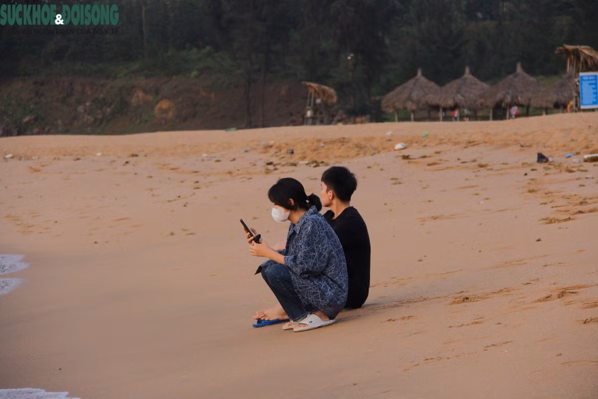 Các bạn trẻ tới biển ngắm hoàng hôn.