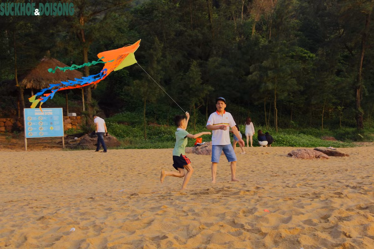 Các hoạt động vui chơi, giải trí được tổ chức dọc bãi biển.