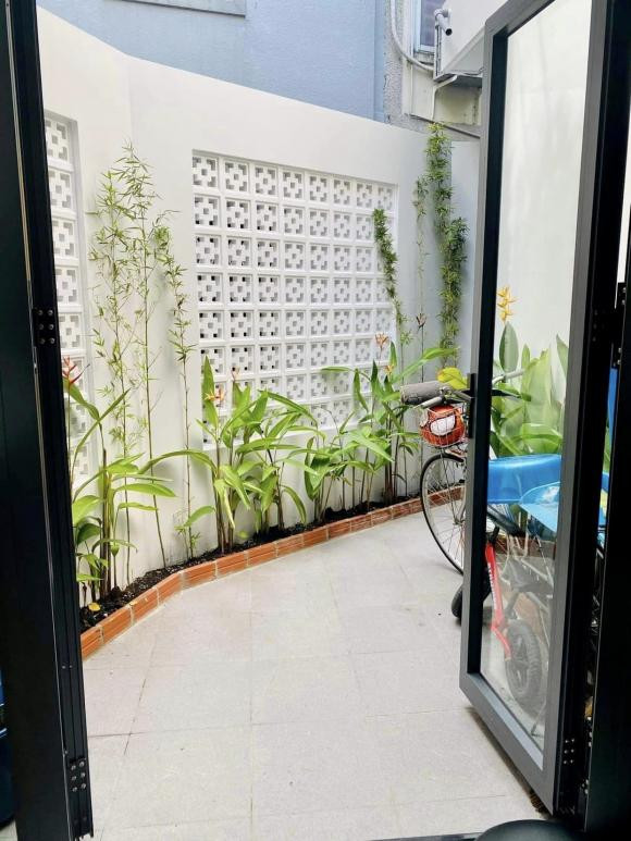 Theo chia sẻ của gia chủ thì ngôi nhà có hai tầng. Tầng trệt gồm phòng khách, bếp, phòng làm việc, wc. Tầng hai gồm 2 phòng ngủ, 1 wc. Trên lầu có sân thượng để thư giãn và trồng cây cảnh.