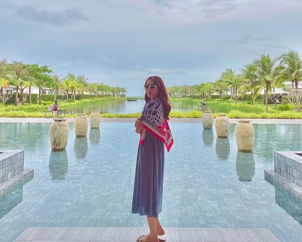 Phong cách này được mỹ nhân sinh năm 1991 thường xuyên áp dụng để tăng vẻ sang trọng cho những bộ đầm đi biển.