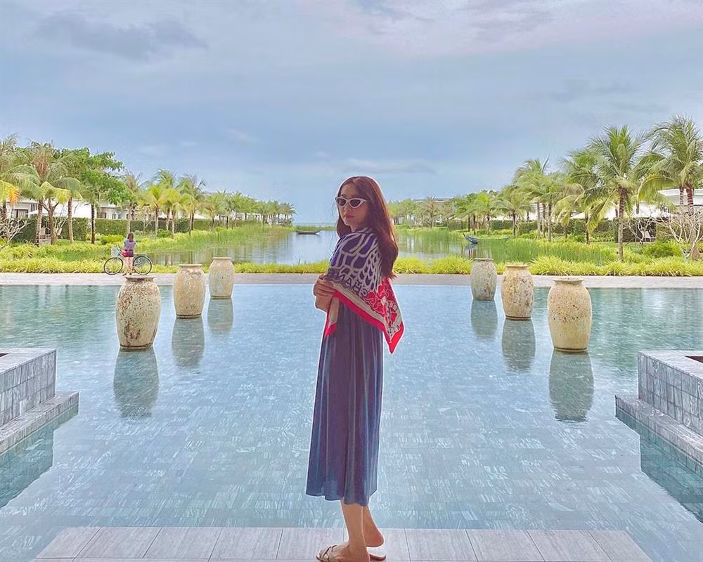 Phong cách này được mỹ nhân sinh năm 1991 thường xuyên áp dụng để tăng vẻ sang trọng cho những bộ đầm đi biển.