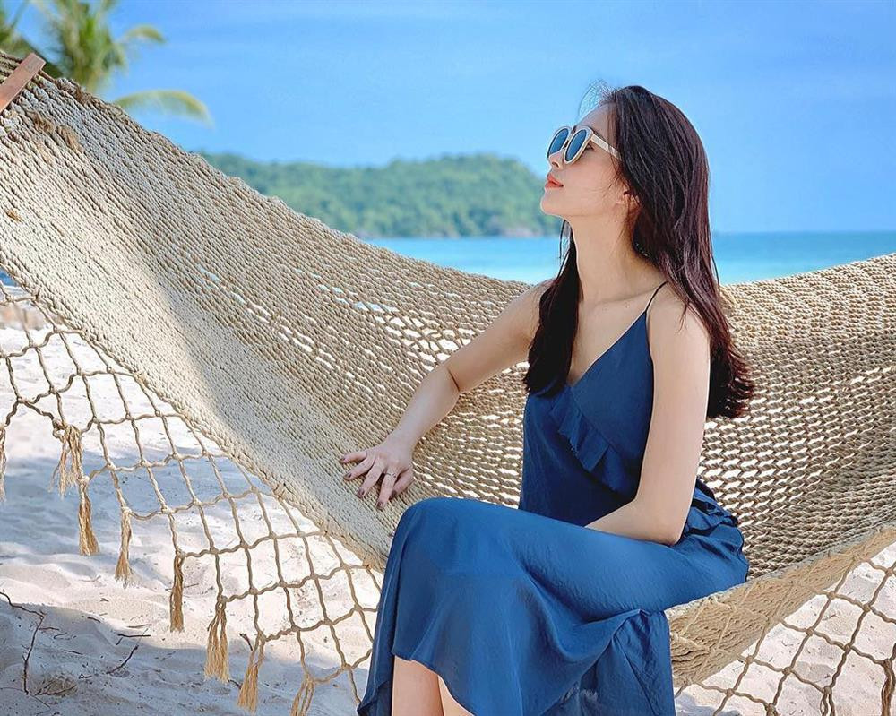 Đầm hai dây hở tay, kiểu dáng dài quá gối giúp Đặng Thu Thảo che thân hình mảnh dẻ. Những khi diện váy áo gợi cảm hơn, Đặng Thu Thảo chỉ mặc đầm khoe vai. Diện mẫu váy hoa tím trễ vai, hoa hậu được khen trông rạng rỡ.