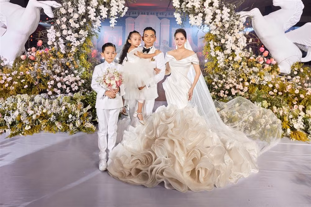 Qua nha Khanh Thi chuc Tet, Phan Hien 