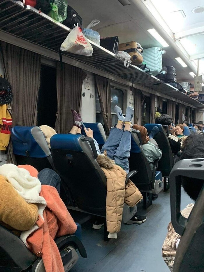 Buc xuc co gai gac chan len ghe, suyt trung dau cu lon tuoi