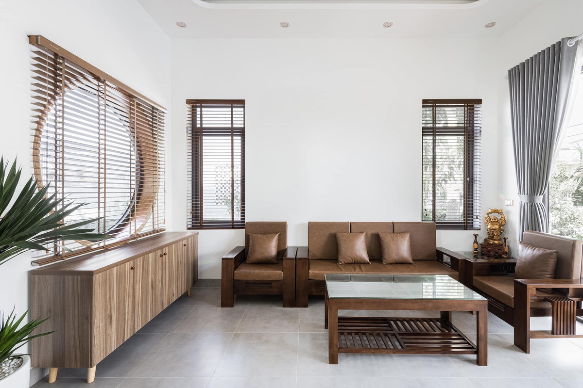 Phòng khách với không gian thoáng mát và nhiều ánh sáng tự nhiên