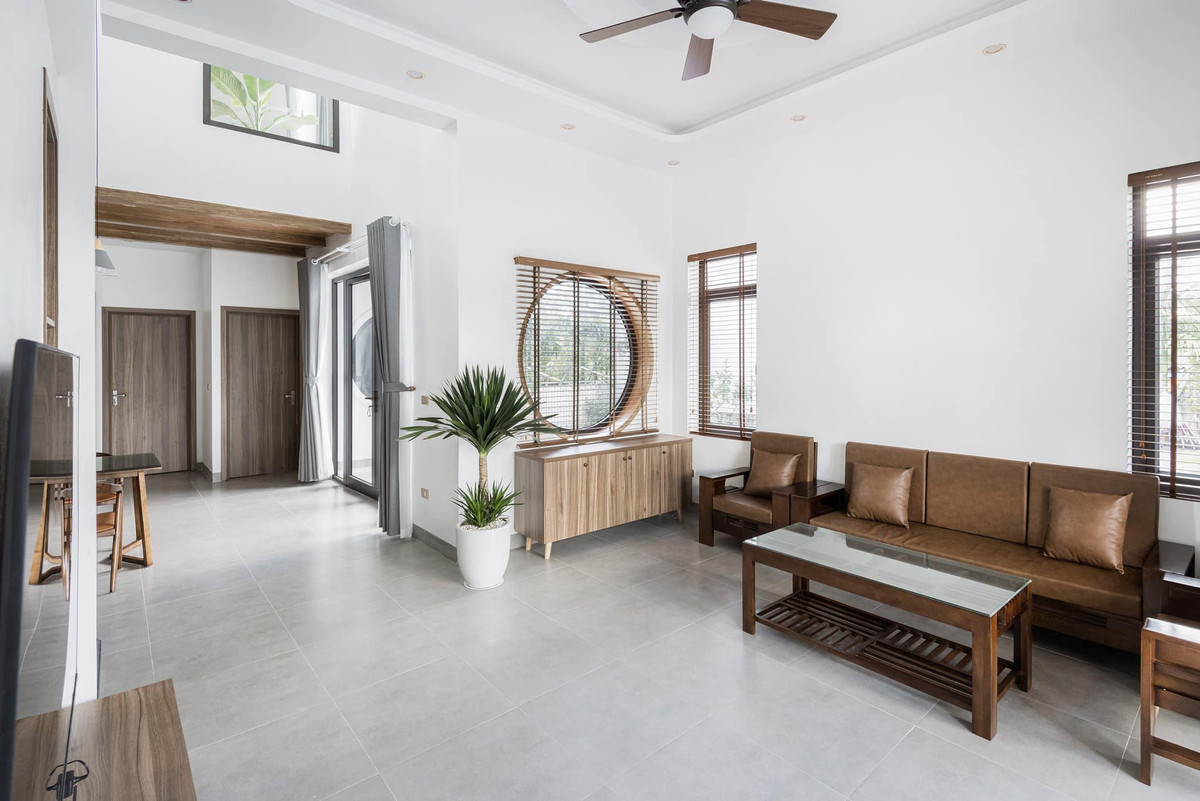 Những khoảng đục rỗng đan xen chính là điểm nhấn của ngôi nhà. Những ô cửa tròn được lặp lại từ phòng khách đến 2 phòng ngủ giúp căn nhà có khoảng không gian mềm mại, đáng yêu.